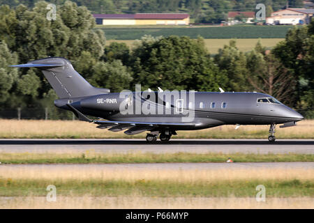 Stuttgart, Allemagne - Printemps 2018 : un avion à l'aéroport de Stuttgart Banque D'Images