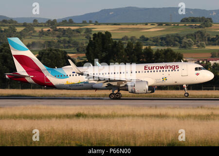 Stuttgart, Allemagne - Printemps 2018 : un avion à l'aéroport de Stuttgart Banque D'Images