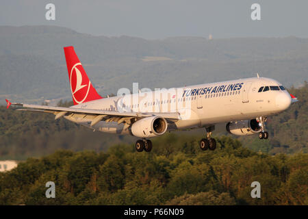 Stuttgart, Allemagne - Printemps 2018 : un avion à l'aéroport de Stuttgart Banque D'Images
