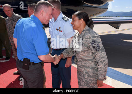 Le général Jonathan Vance, chef d'état-major de la Défense pour les Forces armées canadiennes, est accueilli par le sergent-chef en chef Idalia Peele, 21e Escadre, l'espace de commandement en chef à son arrivée à la base aérienne Peterson, au Colorado, le 12 mai, 2016. Vance est d'assister à la défense aérospatiale de l'Amérique du Nord et le Commandement du Nord des États-Unis. (U.S. Air Force photo/Airman First Class Dennis Hoffman/libérés) Banque D'Images