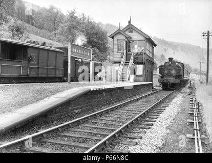 Ex-GW 0-6-0PT No 9776 attend avec un crapaud pour brakevan 0-6-0PT No 3661 à la tête d'un train de voyageurs de Brecon à Newport pour effacer la section à la demande refoulée Banque D'Images