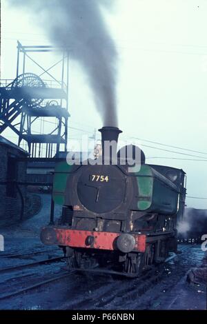 Ancien Great Western Railway 5700 Class 0-6-0 No7754 Réservoir Pannier dans coalfield service à la mine de sorbier, dans le sud du Pays de Galles. Mercredi 22 Décembre Banque D'Images