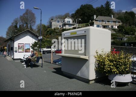 La plate-forme générale lieux à Looe gare a la fin de l'embranchement à Liskeard Looe, Cornwall, en tant que passagers d'attendre pour l'arrivée du train. 2006 Banque D'Images