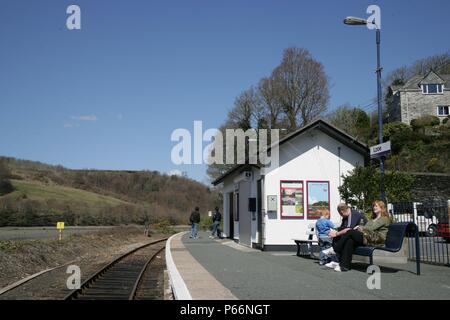 La plate-forme générale lieux à Looe gare a la fin de l'embranchement à Liskeard Looe, Cornwall, en tant que passagers d'attendre pour l'arrivée du train. 2006 Banque D'Images