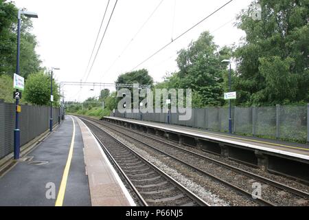 Vue de la plate-forme générale à Smethwick Galton Bridge station, West Midlands, montrant l'éclairage et la signalisation de la plate-forme. 2007 Banque D'Images