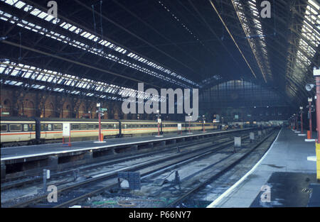 Vue de la plate-forme générale de St Pancras, Londres montrant W. H. Barlow's gare magnifique et le toit. C 1992 Banque D'Images