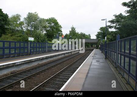 Vue générale de la plate-forme et les plates-formes d'éclairage à Smethwick Galton Bridge station, West Midlands. 2007 Banque D'Images