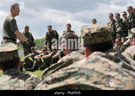 Le capitaine Zzoran Stankoski, commandant de compagnie de la police militaire macédonien bulgare indique et soldats bosniaques sur l'utilisation de l'oléorésine de capsicum, durant l'exercice 2016 Platinum Wolf à des opérations de maintien de la base du Centre de formation dans la région de Bujanovac, la Serbie, le 13 mai 2016. Sept pays dont la Bosnie, Bulgarie, Macédoine, Monténégro, Slovénie, Serbie, et les États-Unis se sont joints ensemble pour mener des opérations de maintien de la paix et les armes non létales au cours de formation de deux semaines. (U.S. Marine Corps photo par le Sgt. Sara Graham) Banque D'Images