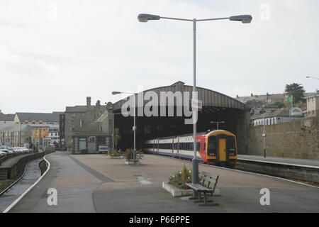 Vue générale de la gare, des plates-formes et l'éclairage de la plate-forme à la gare de Penzance, Cornwall. 2006 Banque D'Images