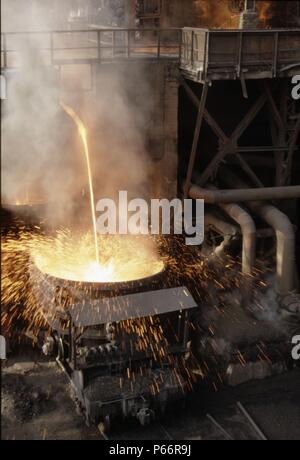 Déchets en fusion à partir des hauts fourneaux est versé dans les wagons en poche avant d'être pris d'être devancé par les scories banque située sur la périphérie de t Banque D'Images