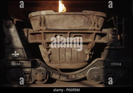 Déchets en fusion à partir des hauts fourneaux est versé dans les wagons en poche avant d'être pris d'être devancé par les scories banque située sur la périphérie de t Banque D'Images