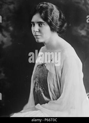 Alice Paul, né 1885 décédé 1977. Le réformateur social et féministe américaine, née dans une famille Quaker dans Moorestown, New Jersey. Elle a fait ses études à Swarthmore College et l'Université de Pennsylvanie, où elle a obtenu un doctorat en 1912. Elle a passé quelques années en Angleterre, s'impliquer dans la direction des militants le mouvement suffragiste et a été plusieurs fois arrêté et emprisonné. À partir de 1912, de retour aux USA, elle a formé l'Union européenne pour la femme au suffrage universel. Sa forte personnalité a attiré un large soutien et tout aussi large de la méfiance. Elle a consacré toute sa carrière à la lutte pour l'égalité des droits pour les femmes. Banque D'Images