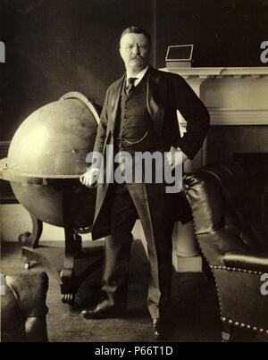 Theodore Roosevelt, portrait en pied, debout à côté d'un grand globe, face à l'avant 1903 Banque D'Images