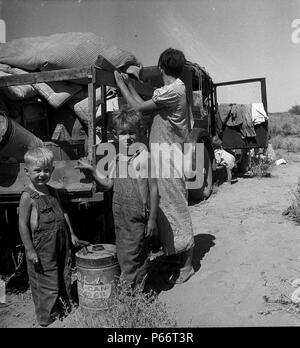 Partie d'une famille pauvre de neuf sur une nouvelle route au Mexique. La dépression des réfugiés de l'Iowa. L'Iowa en 1932 De gauche à cause de la mauvaise santé du père. Un père ouvrier mécanicien auto, peintre de métier, tuberculeuses. Famille a été à l'aide d'urgence dans l'Arizona, mais a refusé l'entrée sur les rôles de secours en Iowa à quel état ils souhaitent rentrer. Neuf enfants dont un bébé de quatre mois. Pas d'argent du tout. Sur le point de vendre leurs biens et de la remorque pour l'argent pour acheter de la nourriture. "Nous ne voulons pas aller là où nous allons être une nuisance à qui que ce soit 1936 Banque D'Images