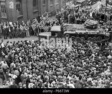 Des foules de gens et d'une garde d'honneur des citernes, salles de M. Maiski, ambassadeur de l'Union soviétique, et les membres de la mission militaire russe lorsqu'ils sont arrivés à un réservoir factory quelque part en Grande-Bretagne, où la production du réservoir de la semaine est pour la Russie, montrant le 'Staline' réservoir, qui vient d'être baptisé par Madame Maiski 1942 Banque D'Images