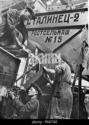 Rostov-sur-Don, URSS (Union des Républiques socialistes soviétiques). Les hommes et les femmes qui travaillent à l'usine de la moissonneuse-batteuse 1935-1945 Banque D'Images