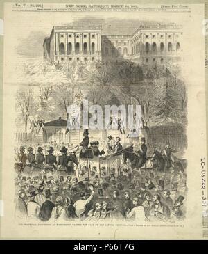 La première procession à Washington en passant la porte du Capitole. Date de publication : 1861. Le président élu et le président Lincoln Buchanan (tipping son chapeau haut de forme) au milieu de foule avant porte ouest à la base de motifs Capitol, sur leur chemin vers le Capitol de Lincoln's première inauguration. Banque D'Images