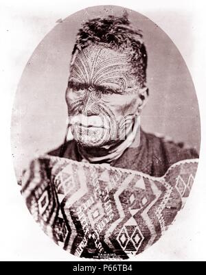 Tawaiho, le roi maori photographie datée entre ca. 1900 et 1923. Tawaiho, le roi maori de Nouvelle-Zélande, tête-et-épaules portrait, face à légèrement à gauche. Banque D'Images