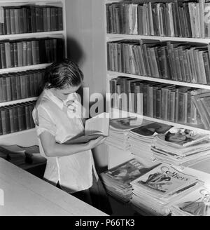 Arvin camp pour les travailleurs migrants (Farm Security Administration (FSA) de la Californie. Une petite bibliothèque dans la région de camp avec Works Progress Administration (WPA) bibliothécaire en charge est maintenant disponible pour les travailleurs agricoles. Partie du programme de loisirs de l'établissement et de l'éducation institué dans tous les camps pour les familles agricoles 1938 Banque D'Images