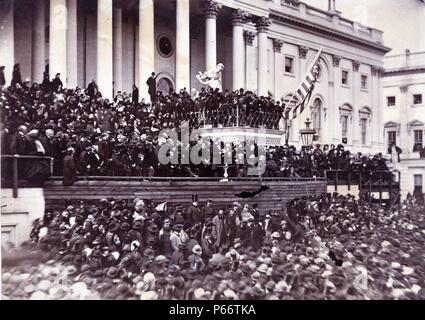 Abraham Lincoln lors de son deuxième discours d'investiture au poste de président des Etats-Unis, Washington, D.C. 1865. La photo montre le président Lincoln, debout au centre de la photo (ci-dessous le drapeau et à gauche), sur le front de l'est de la capitale américaine. Banque D'Images