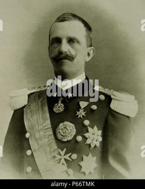Victor Emmanuel III d'Italie, 1869 - 1947. membre de la Maison de Savoie et le roi d'Italie (29 juillet 1900 - 9 mai 1946). En outre, il a soutenu les trônes de l'Éthiopie et l'Albanie en tant qu'Empereur de l'Ethiopie (1936-41) et le roi des Albanais (1939-43), qui ont été reconnus par les grandes puissances. Au cours de son long règne (46 ans), qui a commencé après l'assassinat de son père Umberto I, le Royaume d'Italie est devenue impliquée dans deux guerres mondiales. Son règne aussi la naissance, lieu, et l'automne de fascisme italien. 1905 Banque D'Images