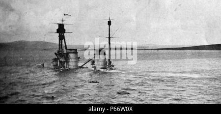 Suite à la défaite allemande à la PREMIÈRE GUERRE MONDIALE, 74 navires de la Kaiserliche Marine Flotte de haute mer ont été internés dans la gouttière Sound à Scapa Flow en attendant une décision sur leur avenir dans le traité de paix de Versailles. Le 21 juin 1919, après neuf mois d'attente, le Contre-amiral Ludwig von Reuter, l'officier allemand qui commande à Scapa Flow, a pris la décision de saborder la flotte parce que la période de négociation pour le traité a expiré sans mot d'un règlement 1919 Banque D'Images