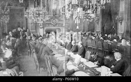 Séance d'ouverture de la conférence de paix de Versailles de 1919. La Conférence de paix de Paris a été la réunion de l'Alliance des vainqueurs, après la fin de la Première Guerre mondiale, pour définir les conditions de paix pour les puissances centrales défait à la suite de la de 1918. Traité Il a eu lieu à Paris au cours de 1919 et a impliqué les diplomates de plus de 32 pays et nationalités. La conférence s'est ouverte le 18 janvier 1919. Banque D'Images