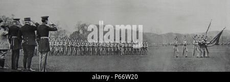 L'académie militaire de West Point, 1917. Le général Joffre (chef de l'armée française examine les nouveaux diplômés de l'académie en tant qu'il visite les USA pour marquer l'entrée des États-Unis dans la première guerre mondiale. 1917 Banque D'Images