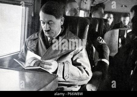 1889 - 1945 Adolf Hitler. assis sur un avion. Homme politique allemand et le leader du parti nazi à la conduite d'une voiture. Il a été chancelier de l'Allemagne de 1933 à 1945 et d'un dictateur de l'Allemagne nazie de 1934 à 1945. Banque D'Images