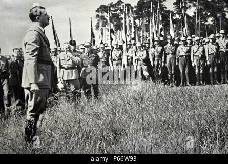 1889 - 1945 Adolf Hitler. adresses un rassemblement de recrues nazies à Bernau. Homme politique allemand et le chef du parti nazi. Il a été chancelier de l'Allemagne de 1933 à 1945 et d'un dictateur de l'Allemagne nazie de 1934 à 1945. Banque D'Images