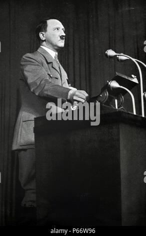 1889 - 1945 Adolf Hitler. adresses un rassemblement 19356. Homme politique allemand et le chef du parti nazi. Il a été chancelier de l'Allemagne de 1933 à 1945 et d'un dictateur de l'Allemagne nazie de 1934 à 1945. Banque D'Images