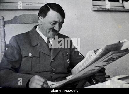 Adolf Hitler 1889 - 1945. Homme politique allemand et le leader du parti Nazi reading a newspaper Banque D'Images