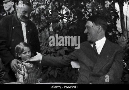 Adolf Hitler 1889 - 1945. Homme politique allemand et le leader du parti Nazi accueille une jeune fille Banque D'Images