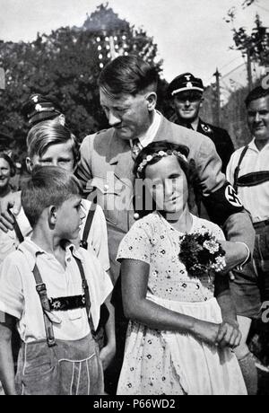 Adolf Hitler 1889 - 1945. Homme politique allemand et le leader du parti nazi, accueilli par la jeunesse hitlérienne comme Baldur von Schirach regarde sur Banque D'Images