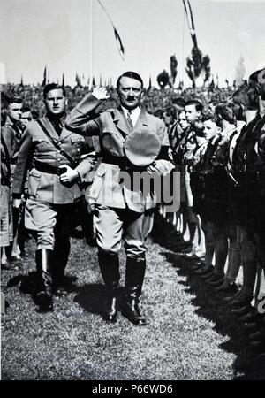 Adolf Hitler 1889 - 1945. Homme politique allemand et le leader du parti nazi, rend hommage à la jeunesse hitlérienne Rally. Rudolf Hess et Baldur von Schirach s'asseoir près de Hitler Banque D'Images