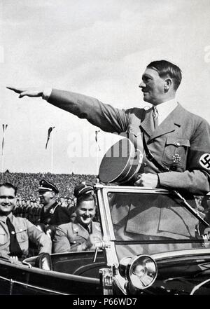 Adolf Hitler 1889 - 1945. Homme politique allemand et le leader du parti nazi, rend hommage à la jeunesse hitlérienne Rally. Rudolf Hess et Baldur von Schirach s'asseoir près de Hitler Banque D'Images