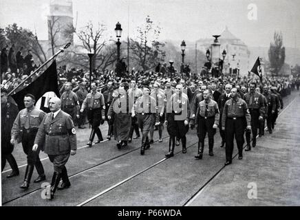 Adolf Hitler 1889 - 1945. Homme politique allemand et le leader du parti nazi, rend hommage à la jeunesse hitlérienne Rally. Rudolf Hess et Baldur von Schirach s'asseoir près de Hitler Banque D'Images