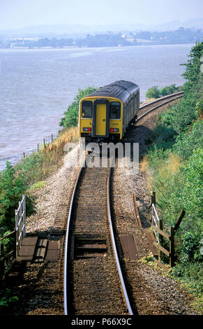 Un Wessex Trains Class 153, sur l'embranchement d'Exeter à Exmouth, fonctionne à côté de l'estuaire de la rivière Exe à Lympstone avec un service dans Exmou Banque D'Images