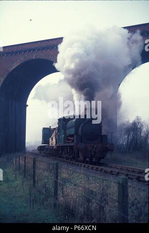 Un 0-6-0ST, construit par Kitson de Leeds, à la tête d'une façon permanente dans le cadre du train sur le viaduc d'Oakley de l'ironstone Northamptonshire système. Banque D'Images