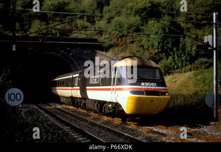 Un InterCity 125 TVH laissant Ampthill Bedford au sud du tunnel sur la Midland Main Line avec un train pour Londres St Pancras. C1990 Banque D'Images