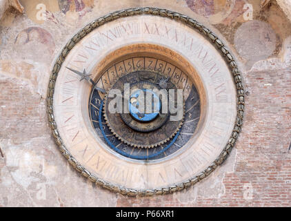 Tour de l'horloge du Palais de la raison (Palais de la raison avec la Torre dell'Orologio) à Mantoue, Italie Banque D'Images