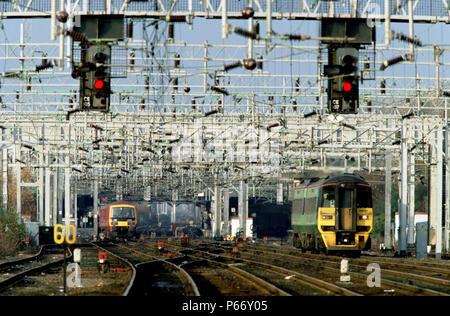 Rêve électrique. L'approche de la gare de Crewe depuis le sud avec une Classe 158 Trains centrale, droite et une classe Postal 325 UEM gauche. Banque D'Images