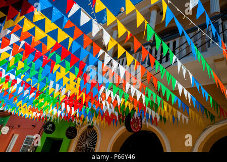 Fanion drapeaux colorés sont vu accroché de l'autre côté de la rue, une populaire de Getsemaní quartier artistique à Cartagena, Colombie. Banque D'Images