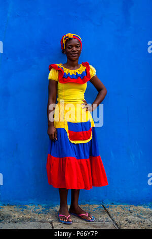 Une jeune fille afro-colombiennes, vêtus de costumes traditionnels' 'palenquera, pose pour une photo dans la ville fortifiée de Carthagène, Colombie. Banque D'Images