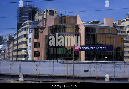 La signalisation et l'arrière-plan de la plate-forme d'architecture à Fenchurch Street Station, Londres. Juin 2001 Banque D'Images