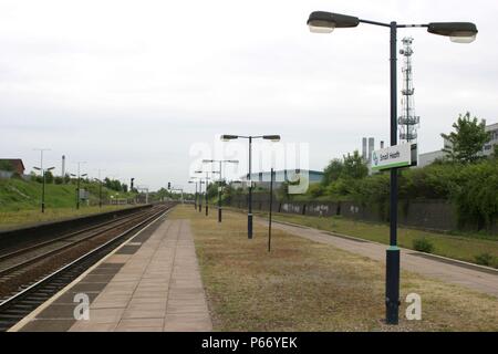 Vue de la plate-forme à la gare de Birmingham Small Heath, montrant l'éclairage et de la plate-forme et d'herbe vegitation générale sur les plates-formes. 2007 Banque D'Images