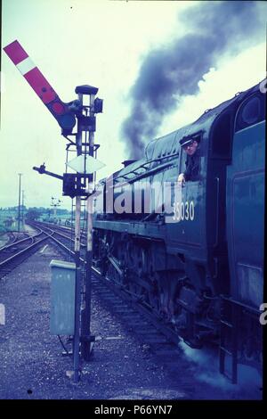 Re-construit les chemins de fer du Sud Bulleid Pacifique classe de la marine marchande No35030 Lignes Elder Dempster reçoit le droit à l'écart de Wareham avec un boun Weymouth Banque D'Images