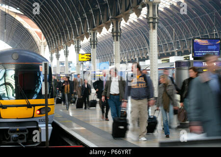 L'heure de pointe à Londres, la gare de Paddington. Novembre 2005 Banque D'Images