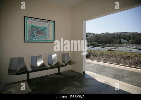 Coin et la carte à l'intérieur de l'abri d'attente à Looe gare a la fin de l'embranchement à Liskeard Looe, Cornwall. 2006 Banque D'Images