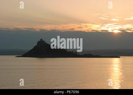 Coucher de soleil sur St Michaels Mount, Mounts Bay, Cornwall. Avril 2004. Banque D'Images